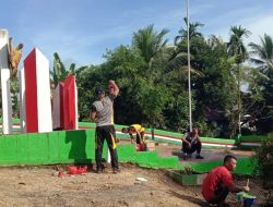 Jumat Bersih, Pemdes Balai Karangan dan Muspika Kecamatan Sekayam Laksanakan Pembersihan di Makam Pahlawan