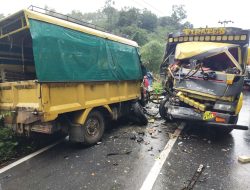 Dua Truk Adu Banteng di Ruas Jalan Bengkayang-Singkawang