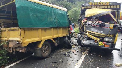 Dua Truk Adu Banteng di Ruas Jalan Bengkayang-Singkawang
