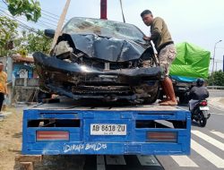 Diduga Hilang Kendali, Mobil Honda Jazz Masuk Jurang