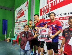 Suksesnya Turnamen Badminton, Kapolres Landak Berikan Trofi untuk Para Pemenang