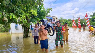 Sigap dan Peduli: Kapolsek, Camat, dan TNI Bantu Warga Menyuke Terjebak Banjir dengan Alat Sederhana