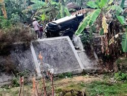 Diduga Ngantuk, Mobil Brio Terbang Melewati Aliran Sungai