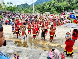 Warga Kecamatan Entikong Tumpah Ruah Menyaksikan Karnaval Peringatan HUT RI Ke-79