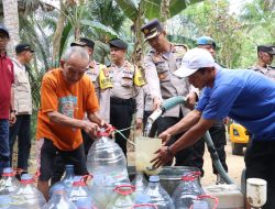 Dampak Kemarau Berkepanjangan, Kapolres Kulonprogo Pimpin Baksos Penyaluran Air Bersih di Kalirejo