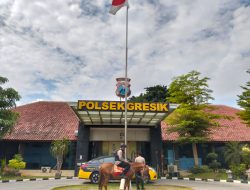 Inovasi Kapolsek Gresik Kota Patroli Berkuda Jalin Keakraban dengan Warga