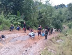 Satgas Pamtas RI-Malaysia Yonkav 12/BC Gotong Royong Perbaiki Jalan Rusak