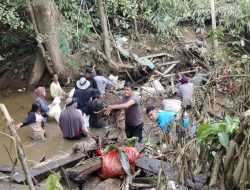 Polsek Badau Turut Serta Dalam Gotong Royong Pembersihan Sungai