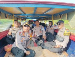 Naik Perahu, Kapolsek Buduran Bagikan Makan Siang Bergizi di Sekolah Wilayah Terpencil