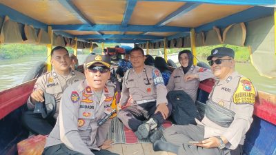 Naik Perahu, Kapolsek Buduran Bagikan Makan Siang Bergizi di Sekolah Wilayah Terpencil