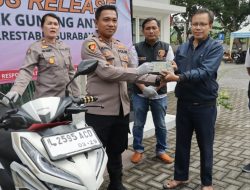 Kapolsek Gunung Anyar Kembalikan Motor Hasil Curian, Korban Berikan Apresiasi dan Ucapkan Terima Kasih