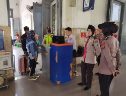 Polwan Polresta Sidoarjo Amankan Liburan Nataru di Obyek Vital