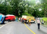 Kelebihan Muatan, Sebuah Truk Terguling di Jalan Wonosari-Yogyakarta
