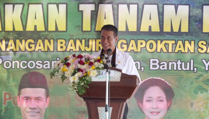 Menteri Pertanian RI Didampingi Wakapolda DIY Tinjau Gerakan Tanam Padi Pasca Banjir di Srandakan