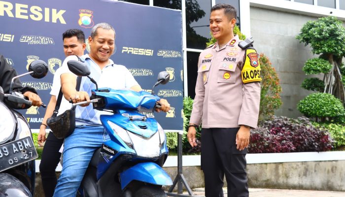Senyum Warga usai Kapolres Gresik Kembalikan Motor Curian Kepada Pemilik Kendaraan