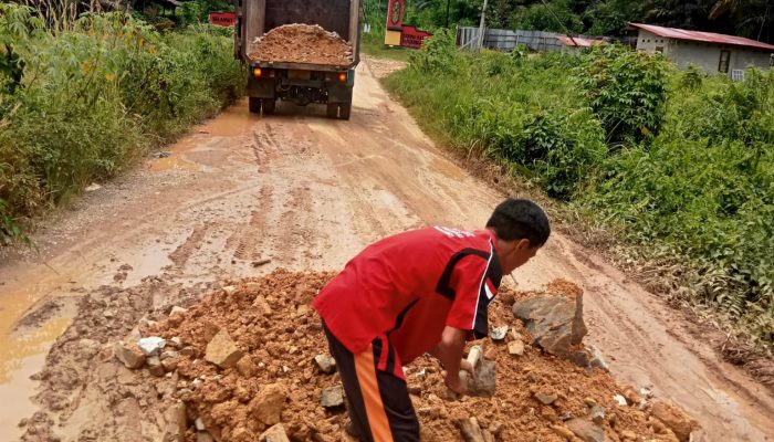 Masyarakat Perbatasan Bodok – Bonti Berjibaku Perbaiki Jalan yang Rusak