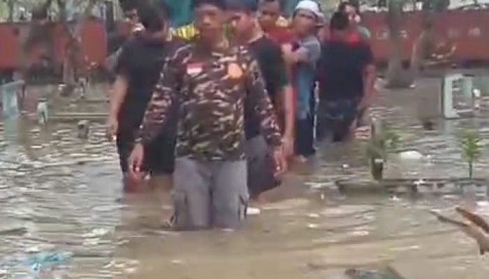 Viral !!! Warga Driyorejo Gresik Makamkan Jenazah di Tengah Banjir
