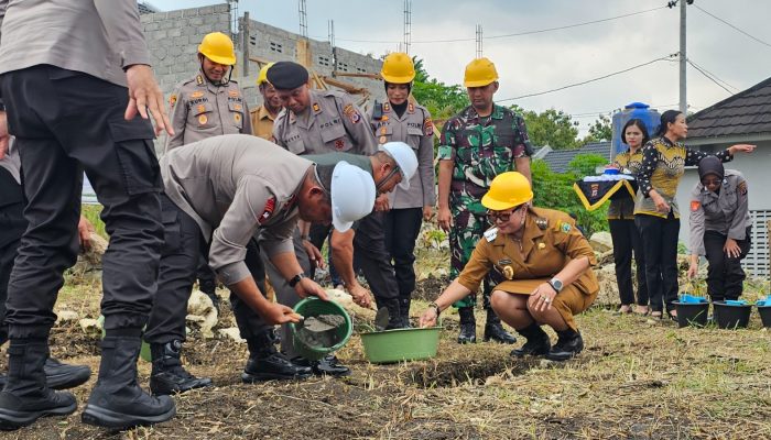 Bupati Endah Subekti Kuntariningsih Simbolis Peletakan Batu Pertama Pembangunan Perumahan Polri