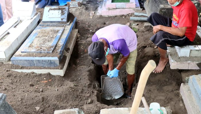 Polisi Bongkar Makam Wanita yang Diduga Korban Miras Oplosan di Bantul