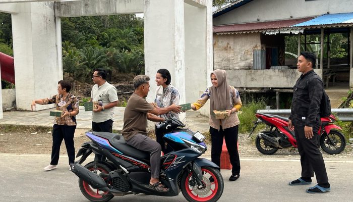 Semarakkan Bulan Ramadan, Kantor Imigrasi Kelas II Entikong Bagi Takjil