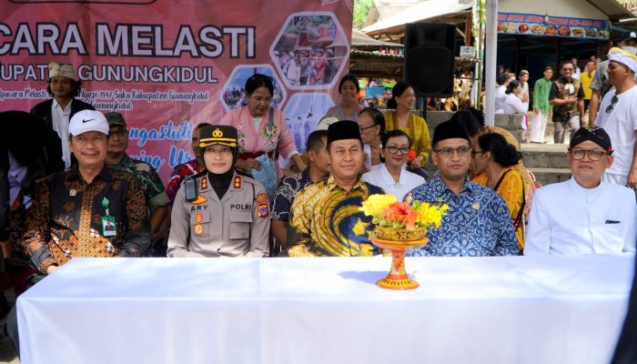 Wakil Bupati Gunungkidul Hadiri Upacara Melasti di Pura Segoro Wukir Pantai Ngobaran