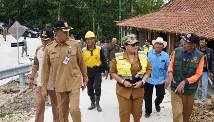 Tinjau Longsoran Clongop, Bupati Endah Minta Segera Diselesaikan Perbaikannya Sebelum Lebaran