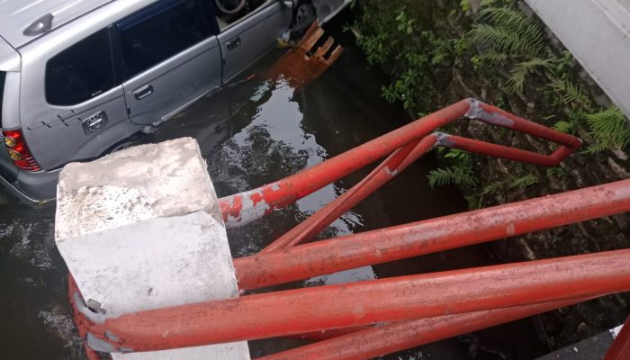 Hindari Pemotor, Mobil Avanza Nyemplung Kali di Depan SPBU Pucung