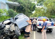 Diduga Ngantuk, Mobil Sigra Tabrak Pembatas Jalan Hingga Masuk Parit