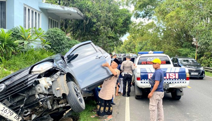 Diduga Ngantuk, Mobil Sigra Tabrak Pembatas Jalan Hingga Masuk Parit