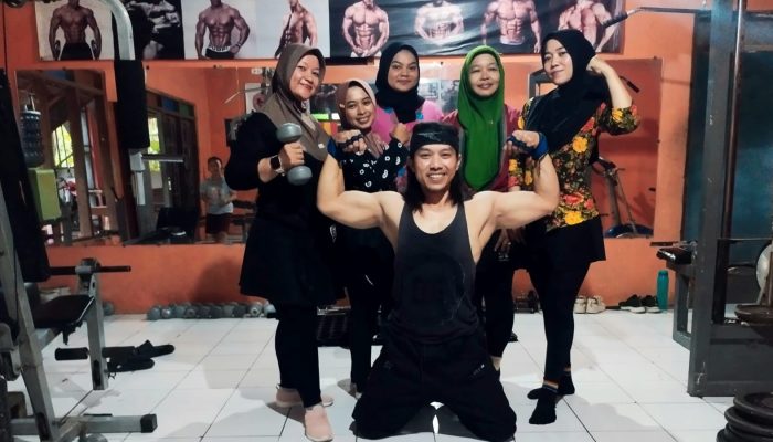 Ibu-Ibu Fitness Tunjukkan Semangat Kartini dengan Baju Daerah