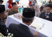 Sunset Love Ceremony: 9 Pasangan Muda Nikah Bareng di Pantai Sundak