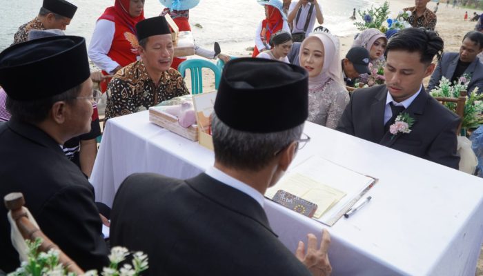 Sunset Love Ceremony: 9 Pasangan Muda Nikah Bareng di Pantai Sundak