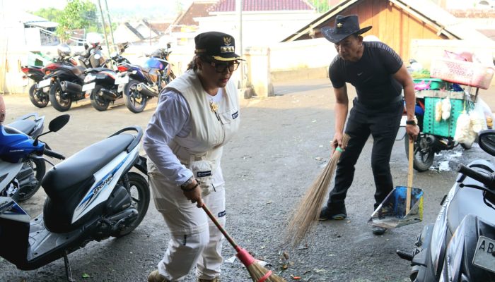 Kolaborasi Jumat Bersih, Bupati Gunungkidul dan Polres Bersihkan Pasar Argosari