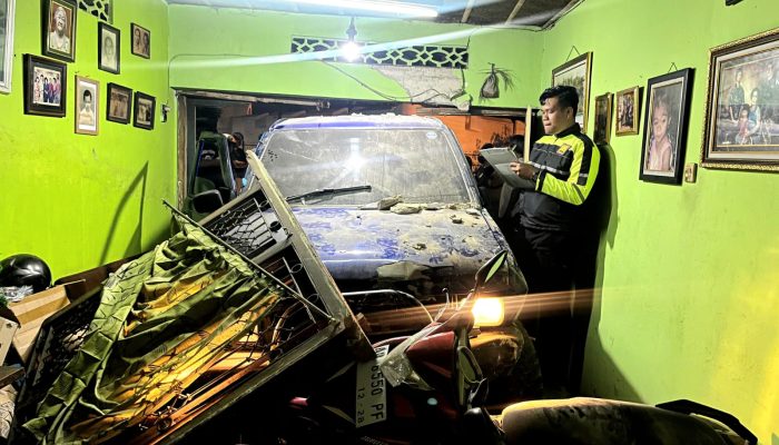 Isuzu Panther Tabrak Toyota Corona dan Rumah, Satu Orang Luka