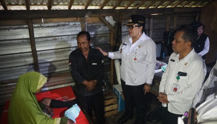 Bupati Endah Kunjungi Warga dengan Rumah Tak Layak Huni dan Sakit