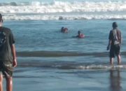 Tiga Orang Terseret Arus di Pantai Parangtritis, Berhasil Diselamatkan Petugas