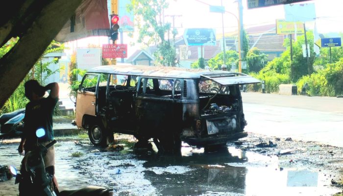 Mobil VW Terbakar di Jalan Wates, Kerugian Capai Rp 80 Juta