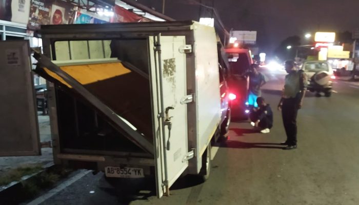 Pemotor Alami Patah Tulang Setelah Ditabrak Mobil Box di Jalan Wonosari
