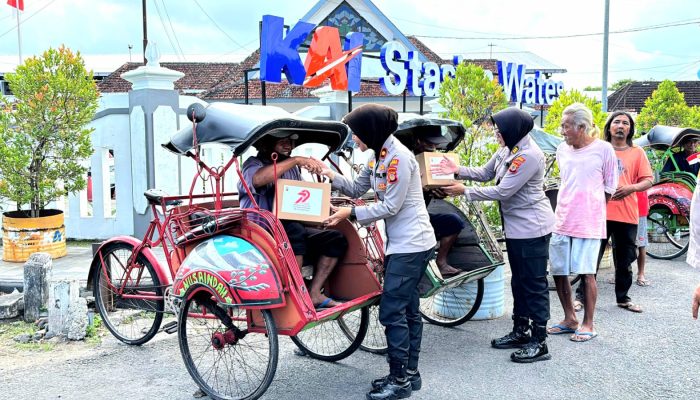 Sambut Hari Bhayangkara ke -79, Polres Kulonprogo Bagikan Paket Sembako kepada Masyarakat