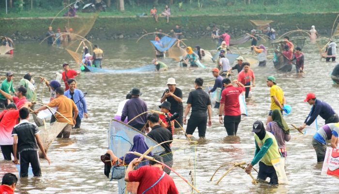 Tradisi Grobyak Telaga, Warga Gunungkidul Tumpah Ruah di Telaga Klepeng