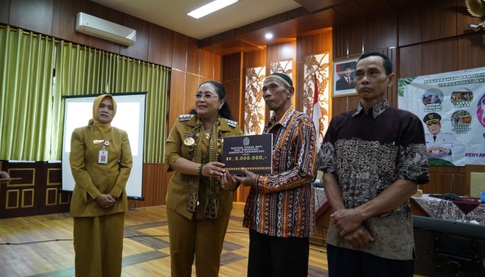 Bupati Gunungkidul Serahkan Bantuan untuk Peternak yang Terdampak Penyakit Hewan Menular