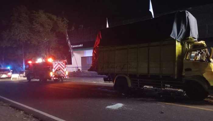 Kurang Konsentrasi, Truk Bak Kayu Tabrak Truk Kontainer, Pengemudi Patah Tulang