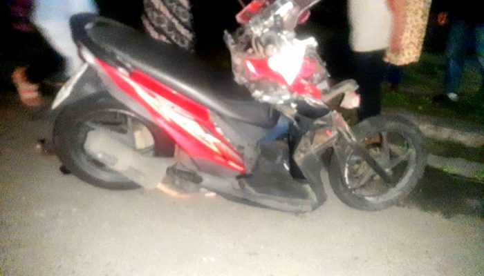 Tabrak Mobil yang Berhenti di Lampu Merah, Pemotor Dilarikan ke Rumah Sakit