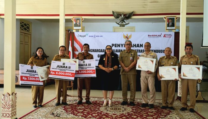 Bupati Gunungkidul Berikan Penghargaan Penilaian Administrasi Kependudukan Gisa dan Wulan Panutan 2025