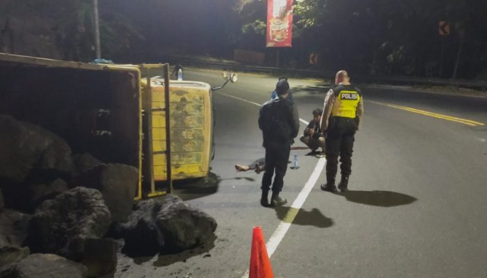 Truk Bermuatan Batu Terguling di Tanjakan Slumprit Gunungkidul, Diduga Akibat Patah As