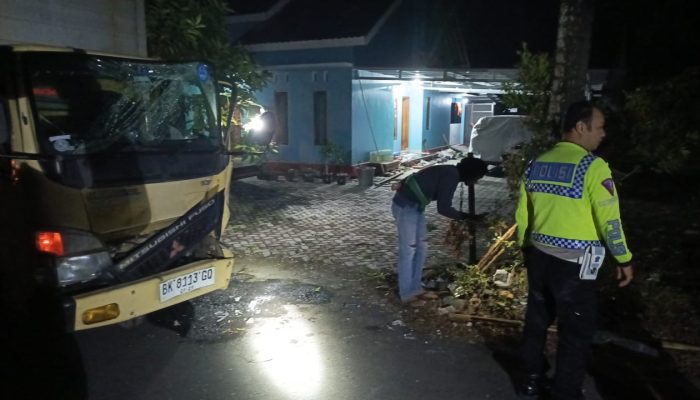 Truk Oleng Tabrak Pohon Kelapa di Temon, Dua Warga Purworejo Terluka