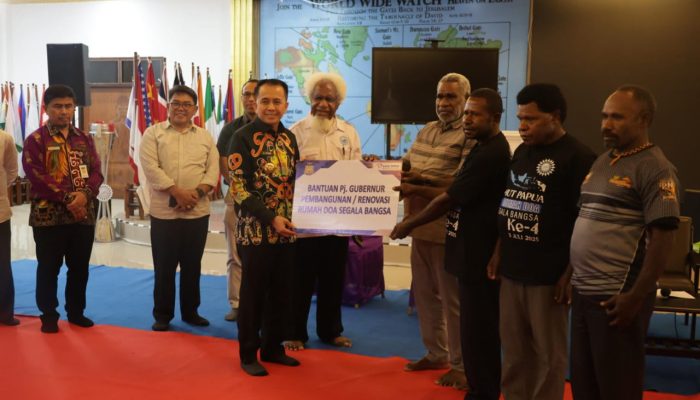 Pj Gubernur Papua Agus Fatoni Serahkan Bantuan ke Gereja Injil di Indonesia Holandia