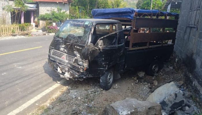 Mitsubishi L300 Oleng di Ponjong, Tabrak Talud Rumah Warga
