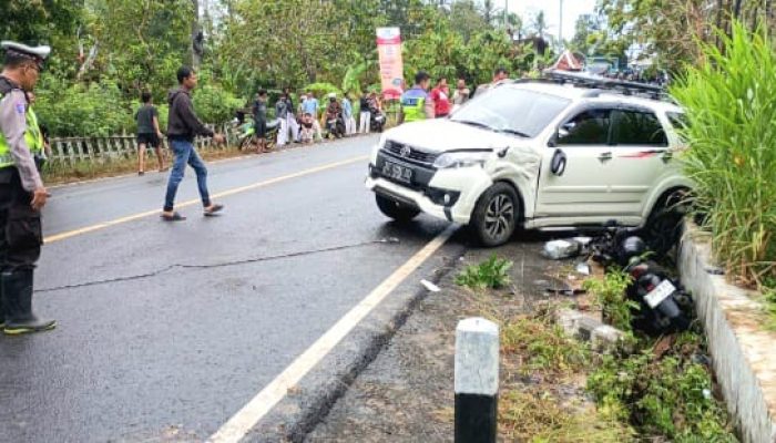 Hilang Kendali di Tikungan, Toyota Rush Hantam Pemotor hingga Tewas