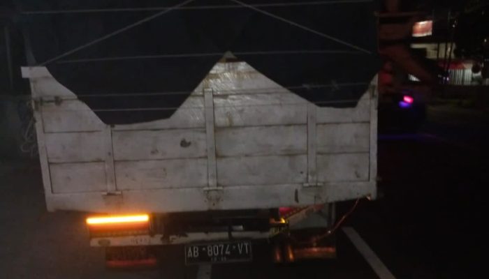 Scoopy Tabrak Truk Parkir di Badan Jalan, Pengendara Alami Luka Kepala